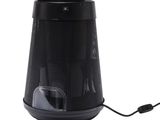 une image représentant une enceinte noire à laquelle est branché un chargeur