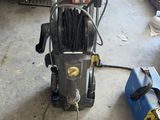 une machine posée à même le sol dans un garage