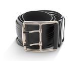 un gros plan sur une ceinture noire avec une boucle argentée