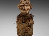 une petite figurine en bois représentant un homme avec un chapeau et une barbe