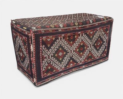 Un ottoman vintage tapissé en Kilim.