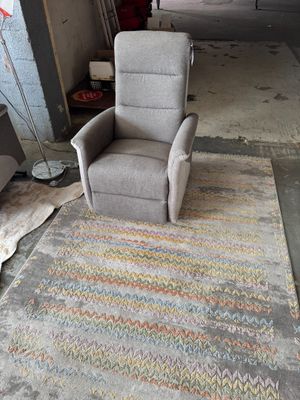 un fauteuil inclinable et un fauteuil inclinable dans un garage