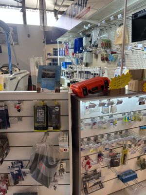 un magasin avec beaucoup d'articles sur les étagères
