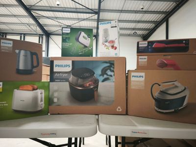 de nombreuses boîtes posées sur une table dans une pièce où il y a beaucoup d'objets