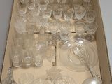 une boîte remplie de verres, d'assiettes et de couverts vides