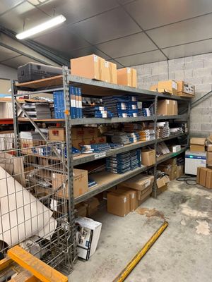 de nombreux cartons et boîtes sur les étagères de l'entrepôt