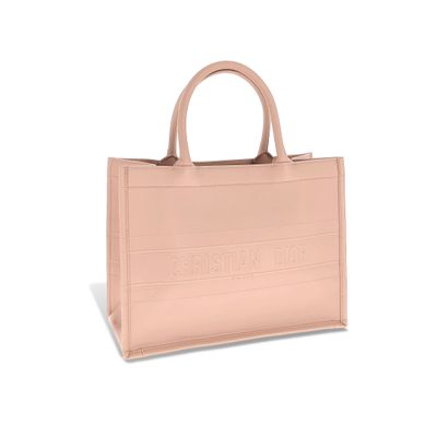 un sac rose avec un logo sur le devant