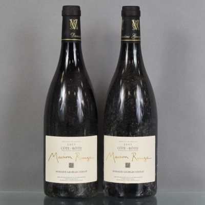 deux bouteilles de vin posées sur une table l'une à côté de l'autre