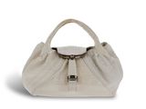 un sac à main blanc muni d'une poignée métallique, sur fond blanc