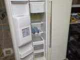 un réfrigérateur blanc dont la porte est ouverte, dans une cuisine