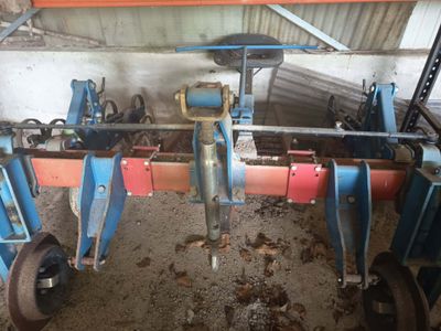 une image représentant une machine en train de travailler sur une autre machine