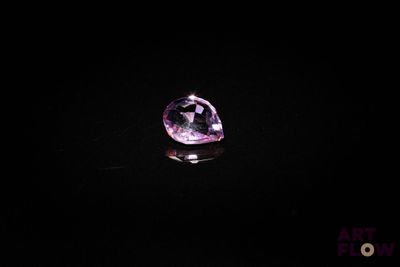 gros plan d'un diamant violet sur une surface noire