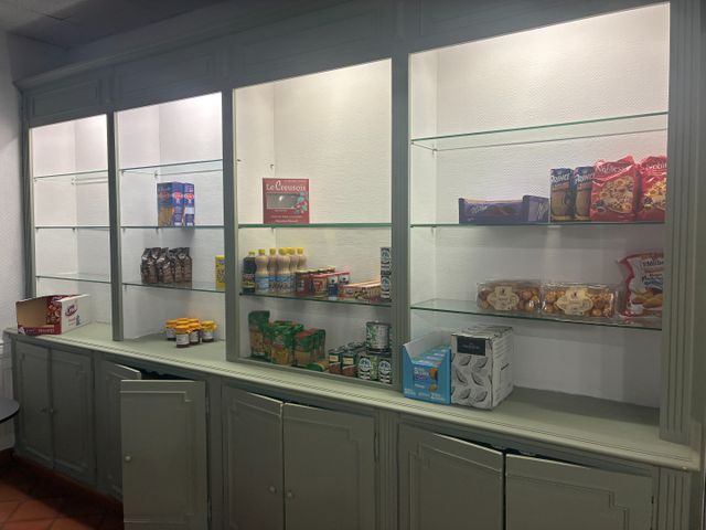 Stock de denrées alimentaires : pâtes, conserves légumes et charc...