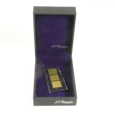 une boîte violette contenant un téléphone portable jaune