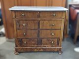 une petite commode en bois avec dessus en marbre