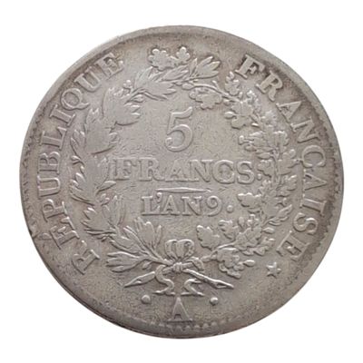 gros plan d'une pièce de monnaie en argent sur fond blanc