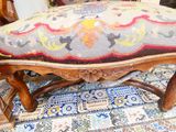 un canapé avec un coussin coloré dans un salon