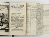 quelqu'un tient un livre ouvert sur lequel figure l'image d'un homme et d'une femme