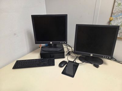 deux écrans d'ordinateur et un clavier sur un bureau