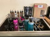 un lavabo dans lequel se trouvent de nombreux produits capillaires de toutes sortes