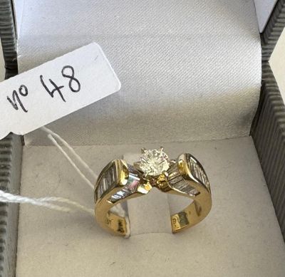 Bague en or jaune, sertie d'un diamant de ~ 0,40ct épaulé de…