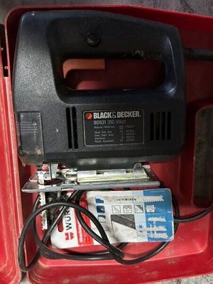 une boîte rouge contenant un outil Black & Decker