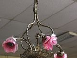 un lustre orné de fleurs roses suspendu au plafond