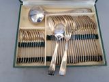 un coffret contenant des couverts, notamment des cuillères et des fourchettes
