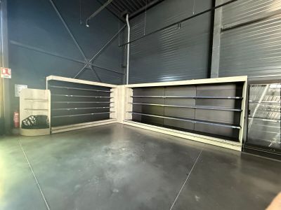 Présentoir mural en mélaminé avec éclairage Longueur : 4,67 …