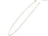 un collier en or avec une longue chaîne sur fond blanc