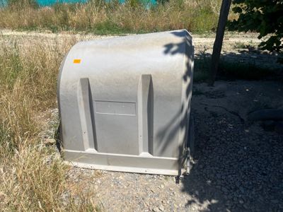 une poubelle posée au bord de la route