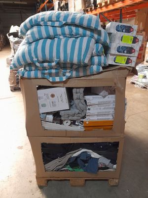 un chariot sur lequel est posée une pile de serviettes pliées