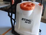 un pulvérisateur blanc et orange posé sur une table