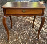 10737-131 / X / Petite table cabaret en noyer ouvrant par un…