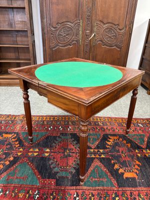 une table sur laquelle se trouve un plateau vert