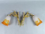 paire d'appliques murales Art nouveau avec des abat-jours en verre orange et blanc