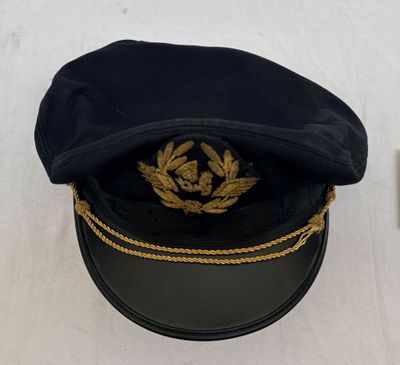 un chapeau noir orné d'une couronne dorée
