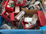 une boîte remplie d'objets hétéroclites posée sur le sol