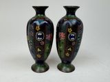 deux vases posés sur une surface blanche
