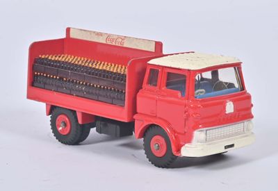 un camion rouge en plastique avec un gros chargement de bouteilles à l'arrière