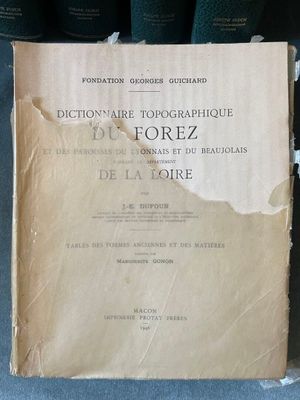 un livre posé sur une table