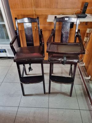 2 chaises hautes enfant H. 96 cm ** Exposition le mardi 19 m…