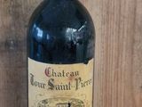 une bouteille de vin posée sur une table