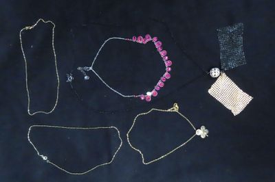 Lot fantaisie comprenant : 5 colliers et 1 chaîne