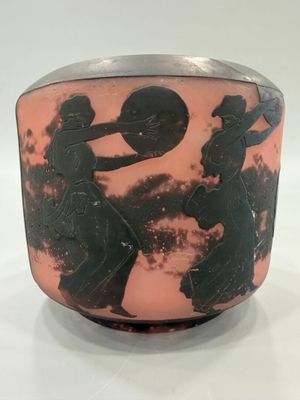 une image représentant un vase sur lequel figurent un homme et une femme