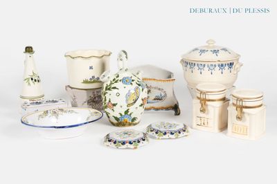 de nombreux objets en porcelaine de toutes sortes exposés sur un fond blanc