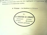 une photo en noir et blanc d'un livre sur lequel figure un tampon