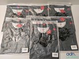 six sacs de t-shirts noirs ornés de roses rouges