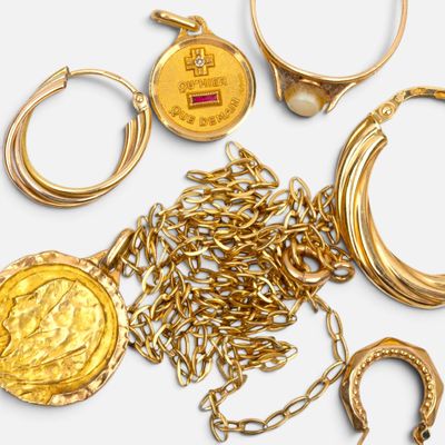 plusieurs bijoux, dont une pièce d'or, une bague et une chaîne
