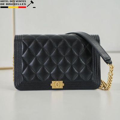 Mini sac à rabat matelassé noir Chanel avec finitions dorées